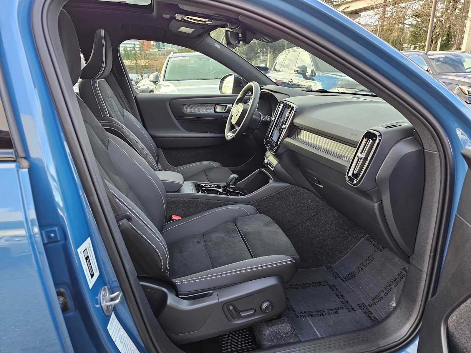 2025 Volvo XC40 Plus Dark Theme