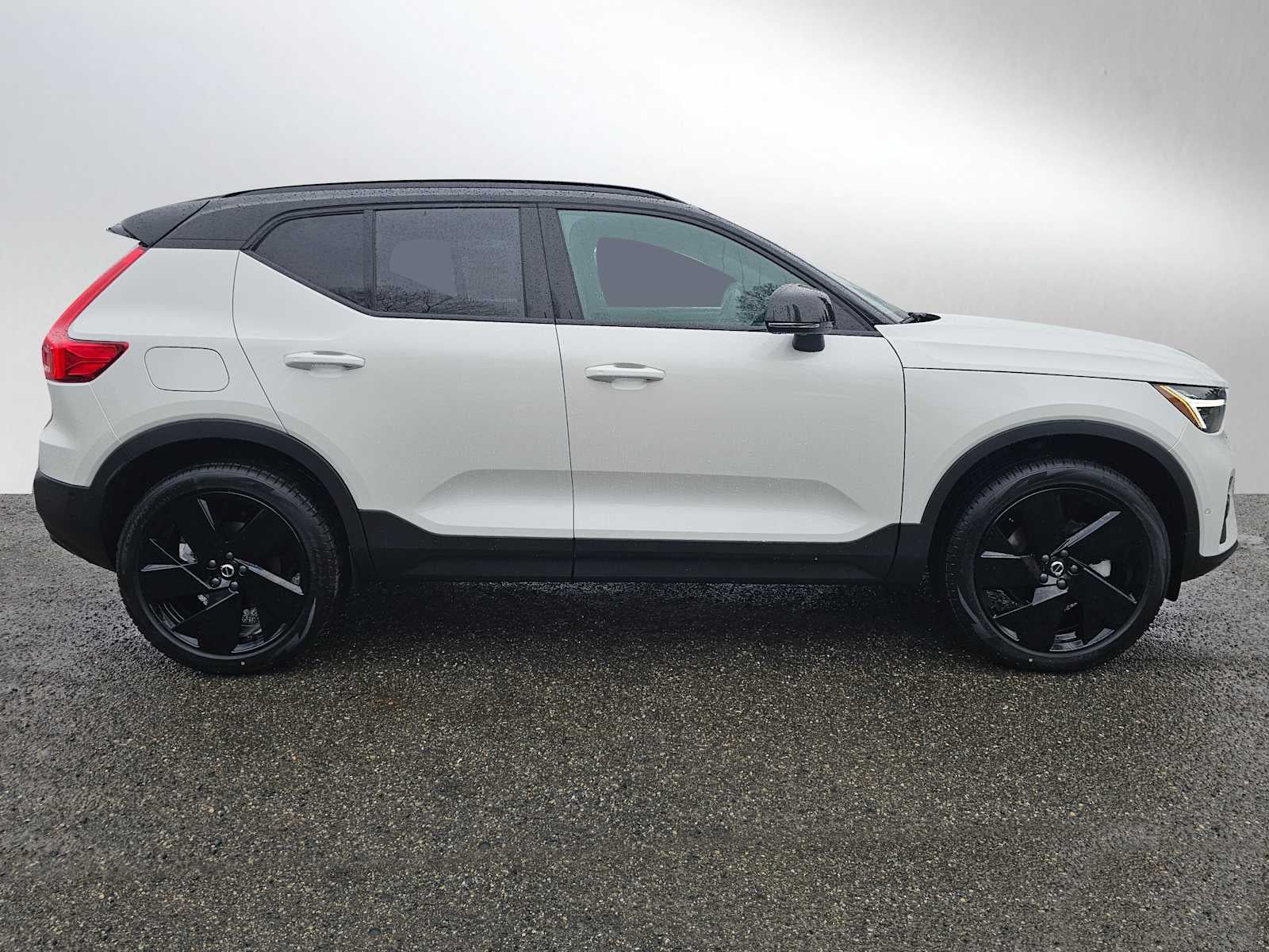 2026 Volvo XC40 Ultra Black Edition