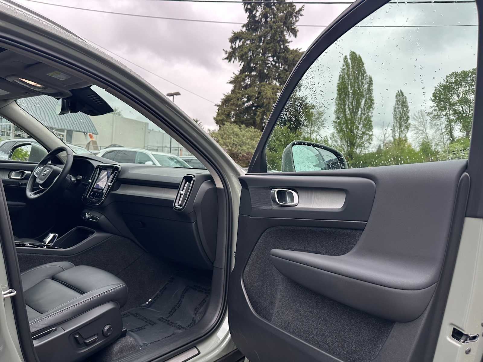 2025 Volvo XC40 Plus Bright Theme