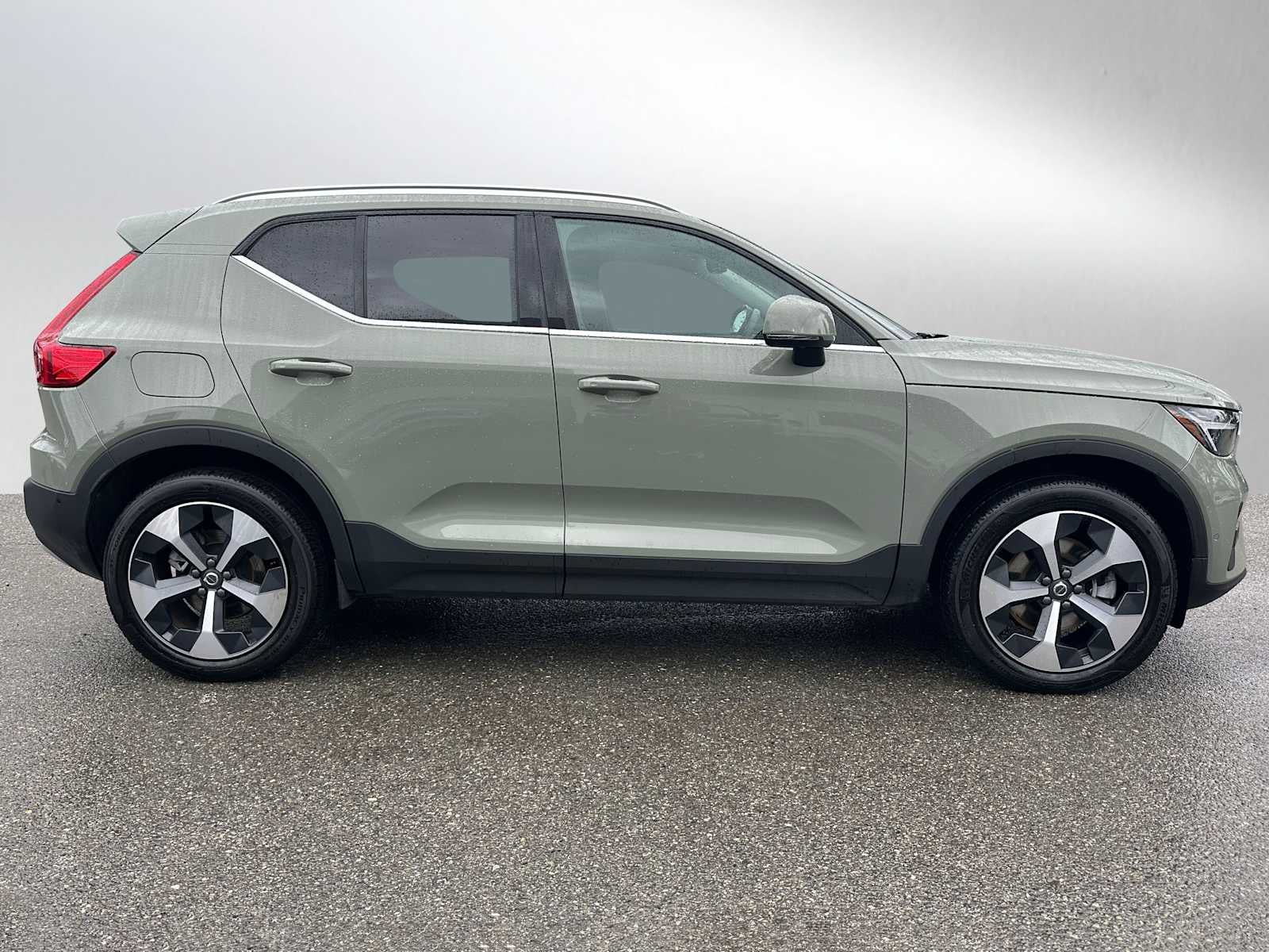 2025 Volvo XC40 Plus Bright Theme