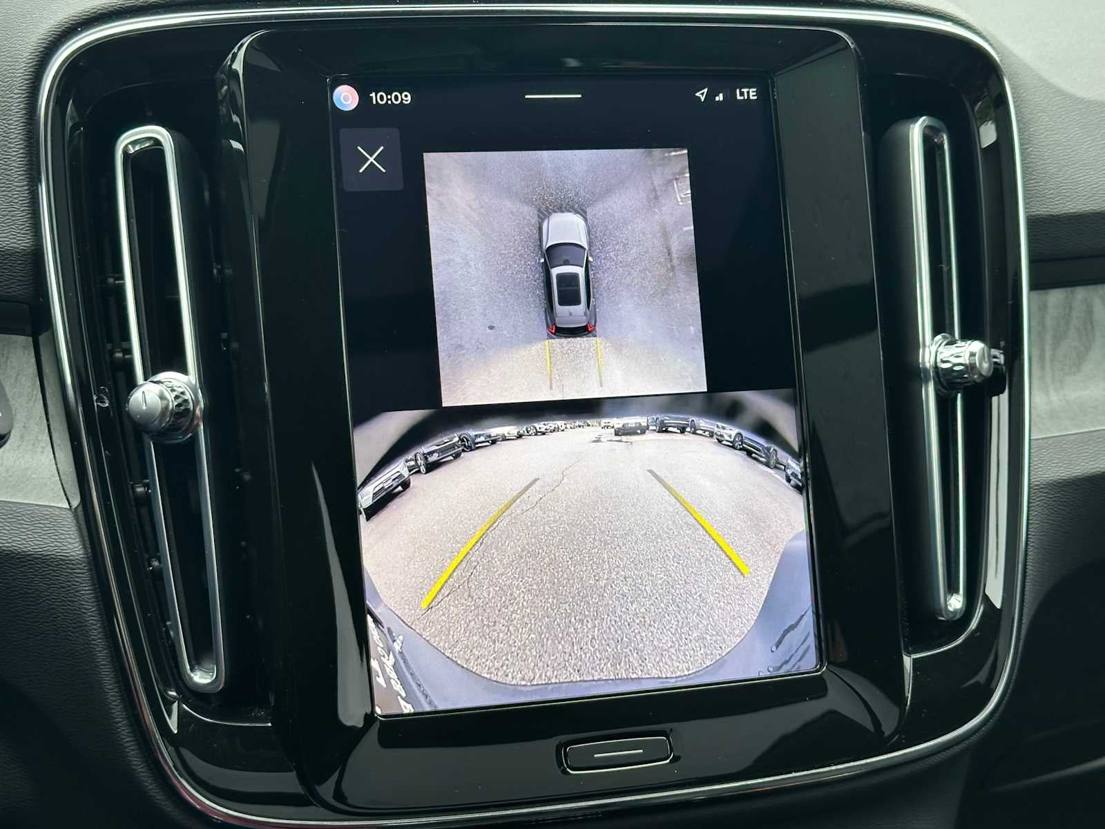 2025 Volvo XC40 Plus Bright Theme