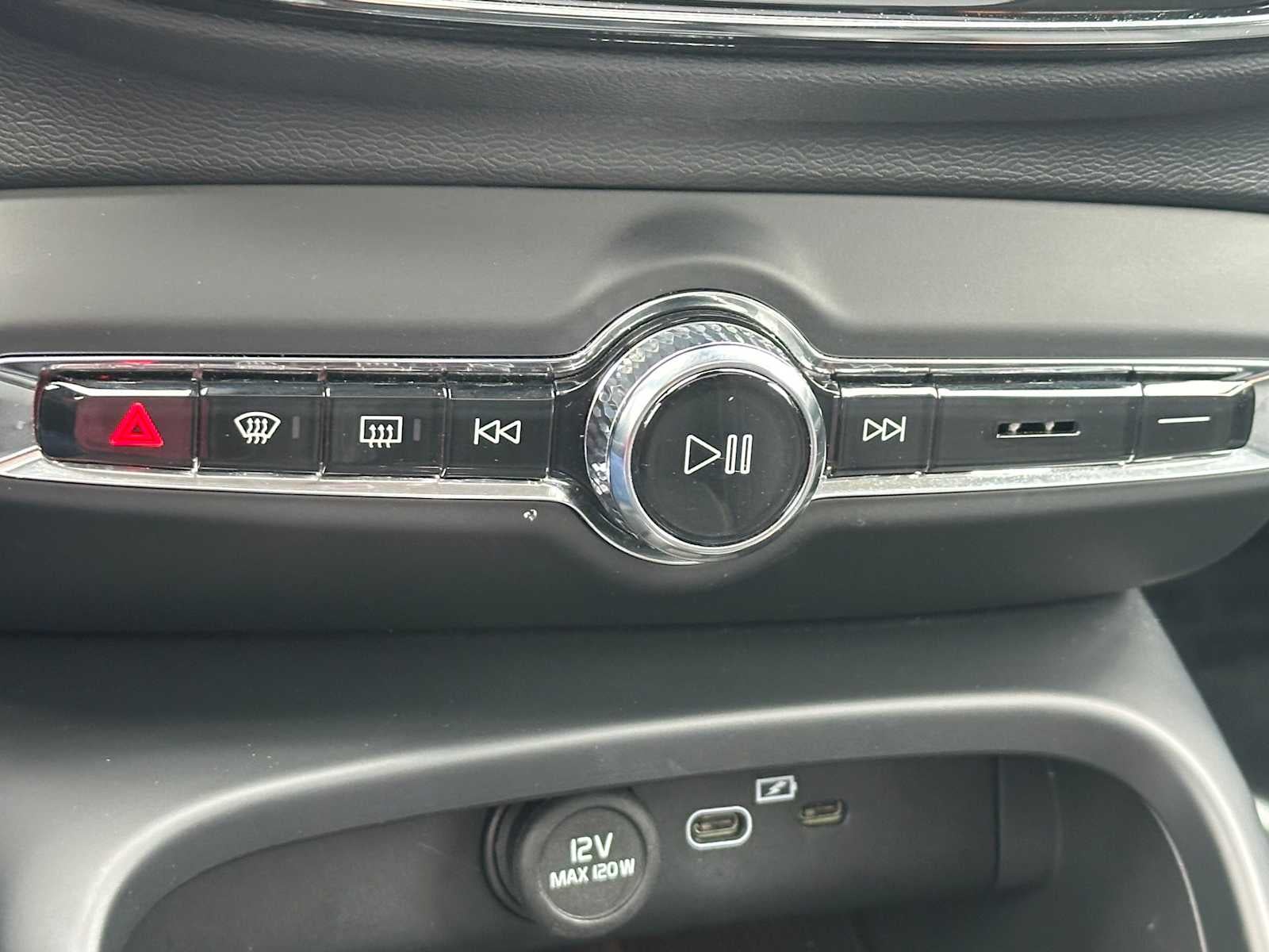 2025 Volvo XC40 Plus Bright Theme