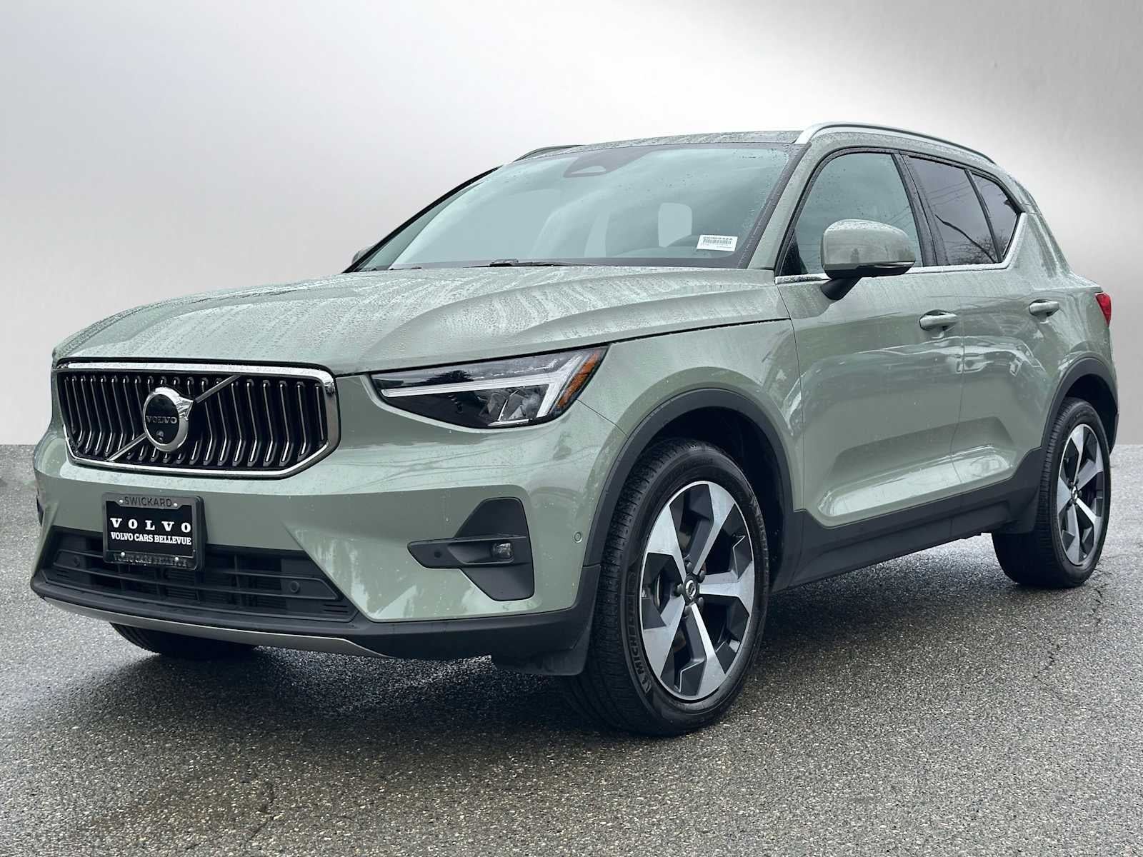 2025 Volvo XC40 Plus Bright Theme