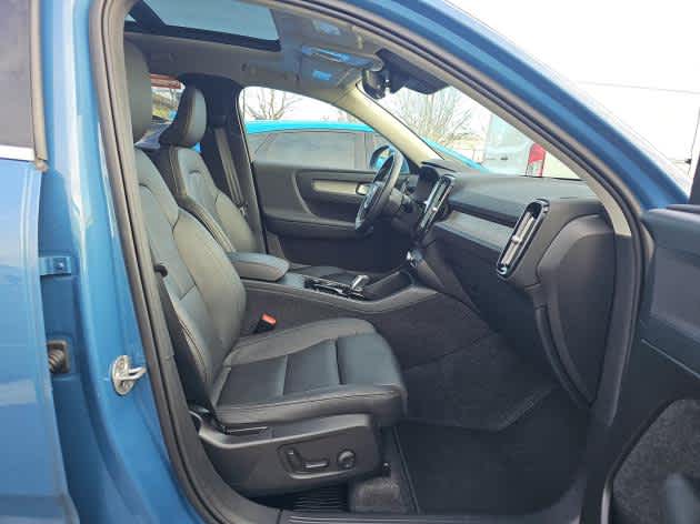 2025 Volvo XC40 Plus Bright Theme