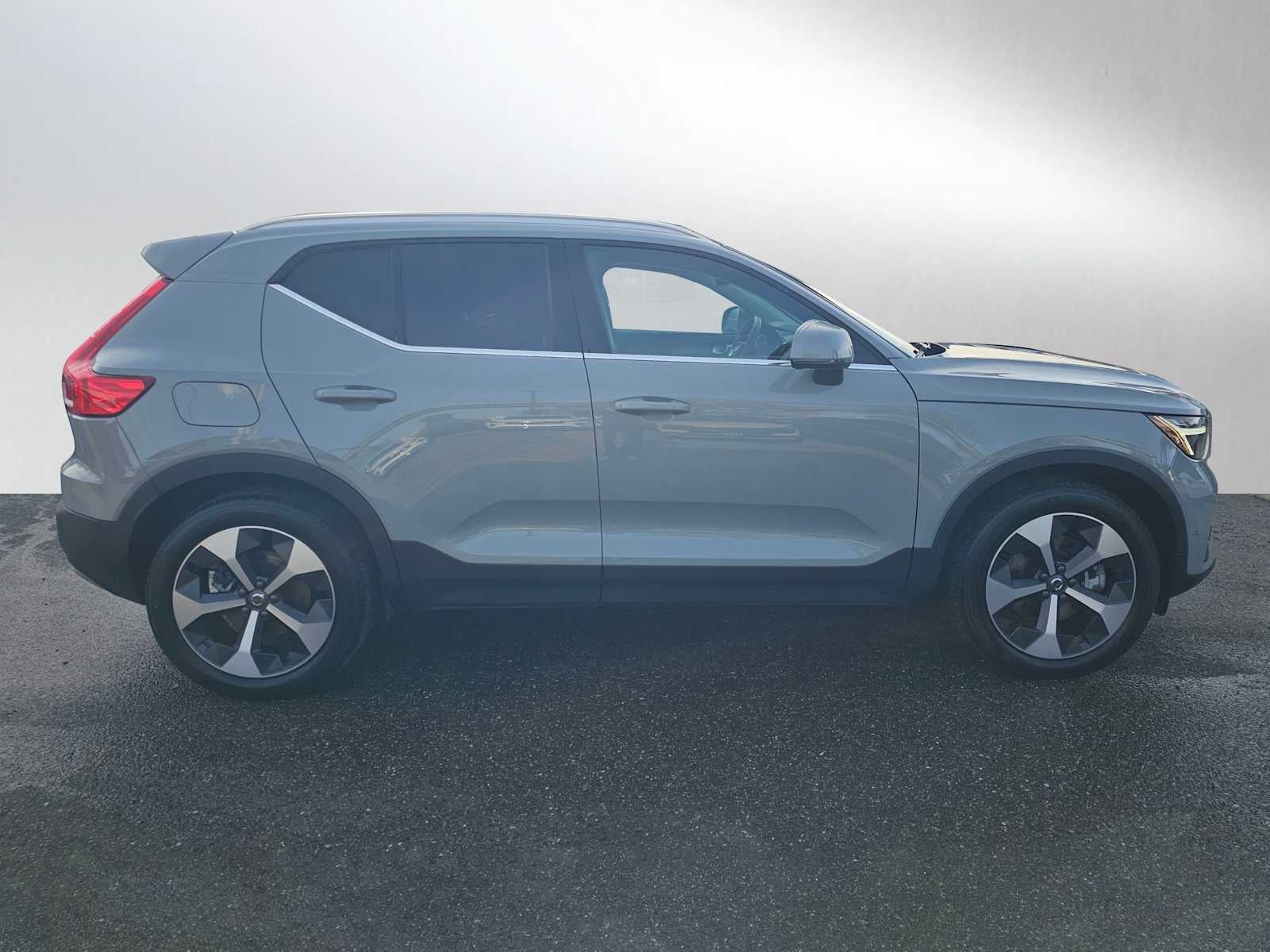 2025 Volvo XC40 Plus Bright Theme