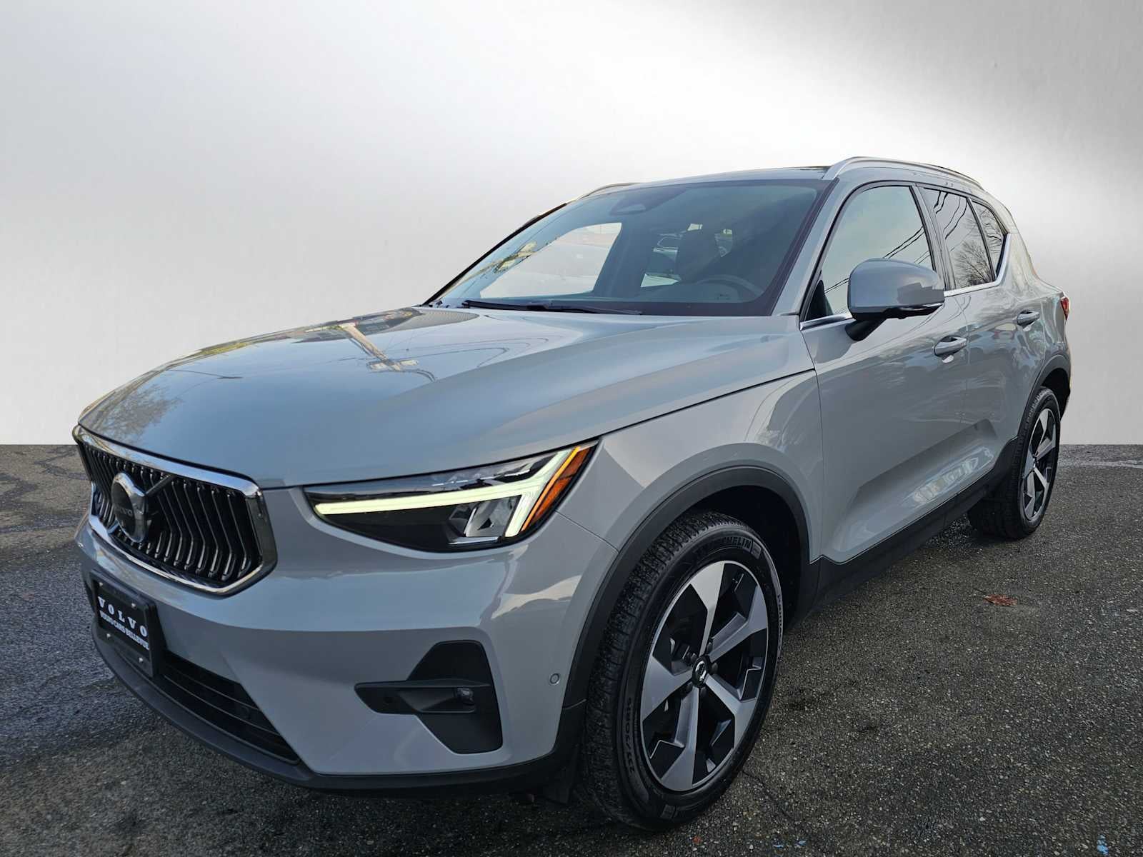 2025 Volvo XC40 Plus Bright Theme