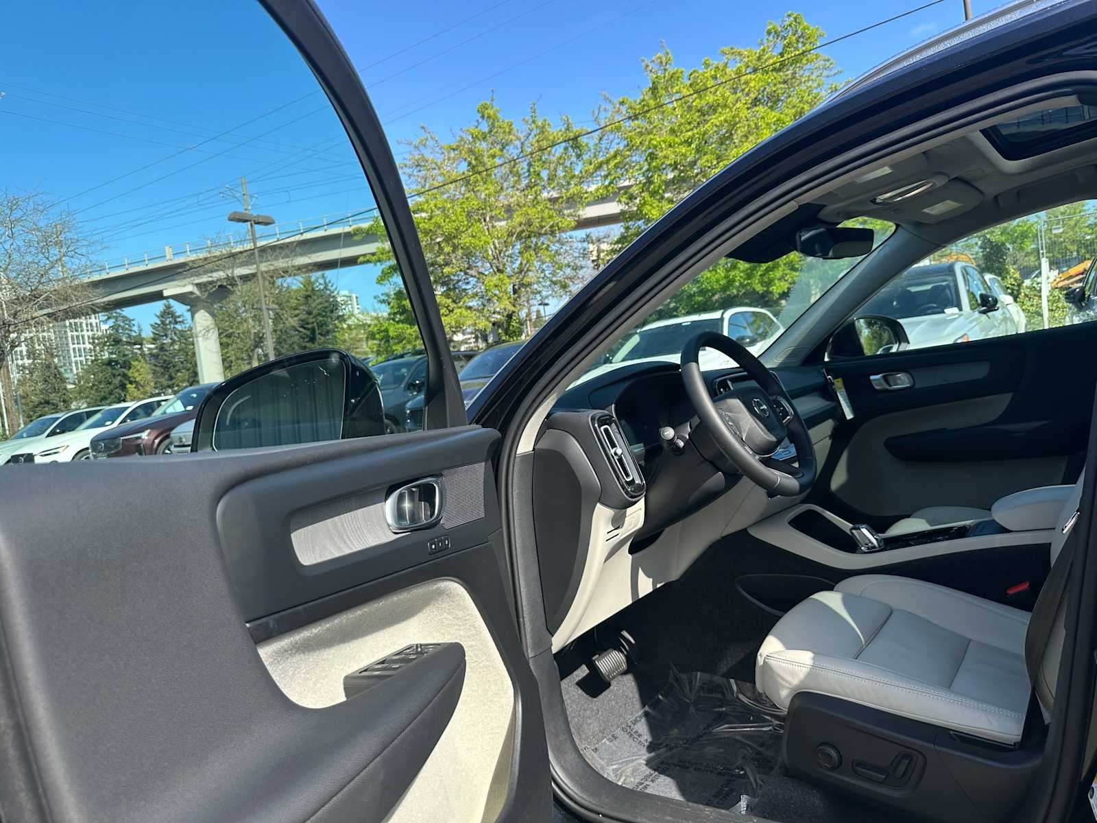 2025 Volvo XC40 Plus Bright Theme