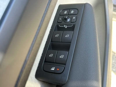 2025 Volvo XC40 Plus Bright Theme