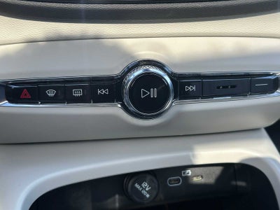 2025 Volvo XC40 Plus Bright Theme