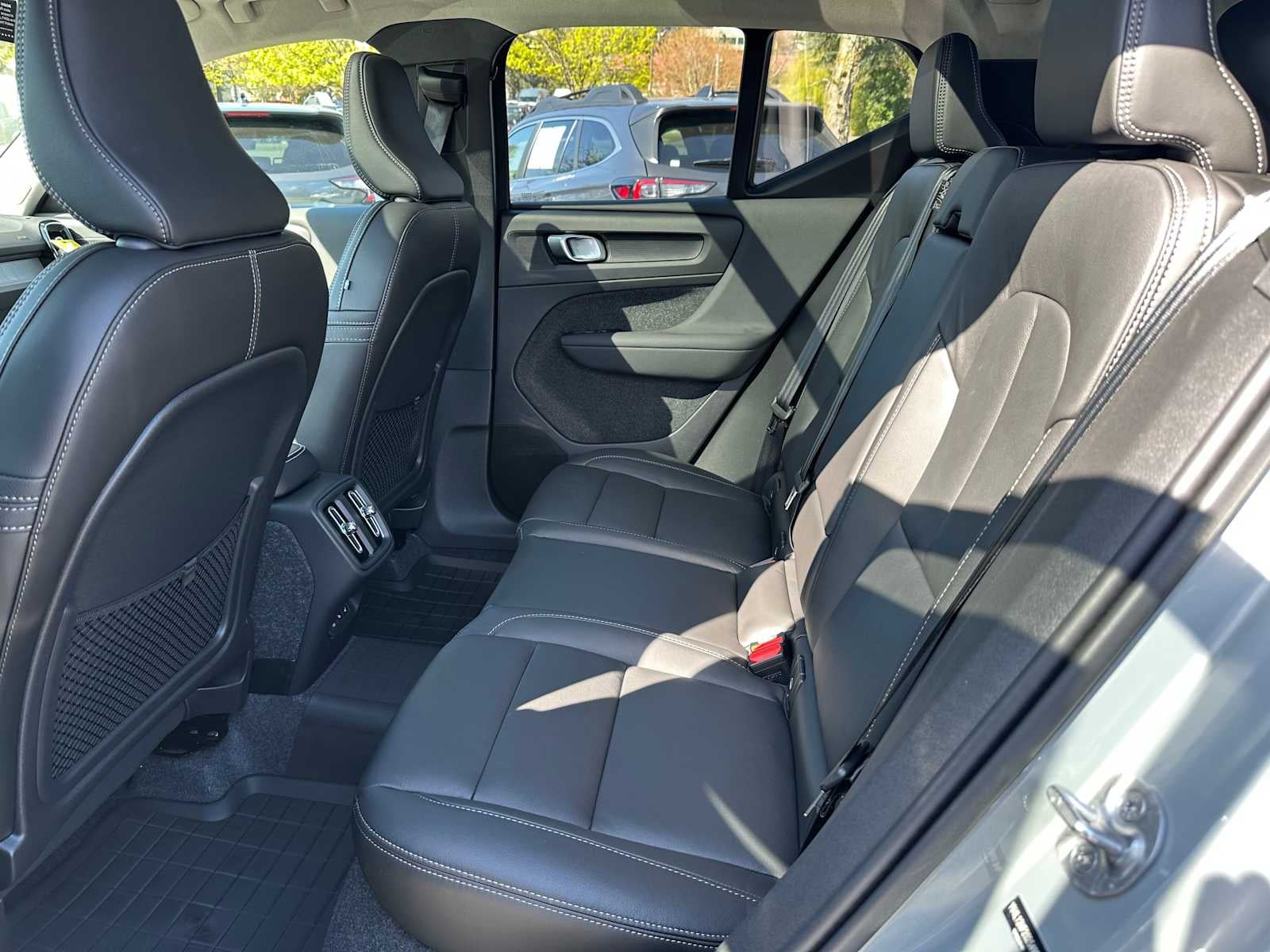 2025 Volvo XC40 Ultra Bright Theme