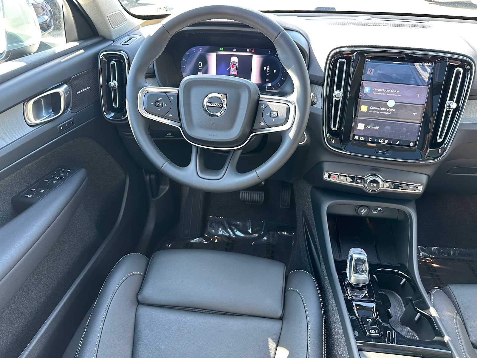 2025 Volvo XC40 Ultra Bright Theme