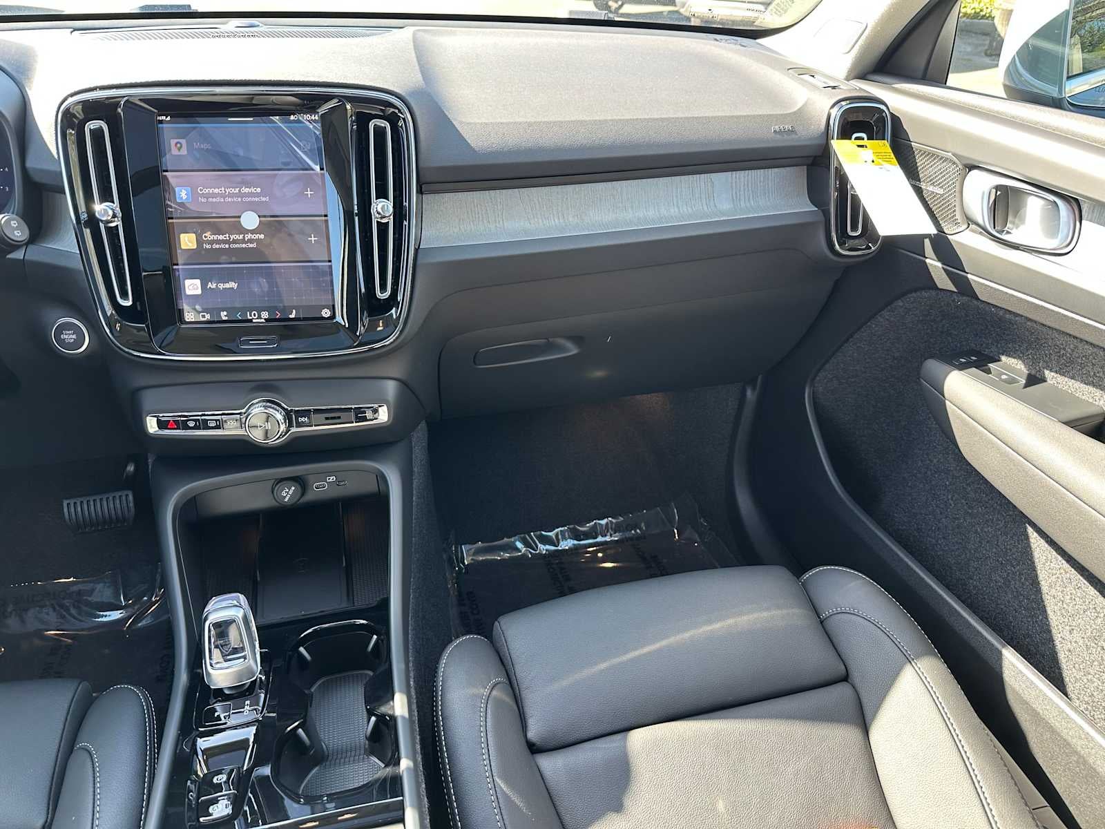 2025 Volvo XC40 Ultra Bright Theme