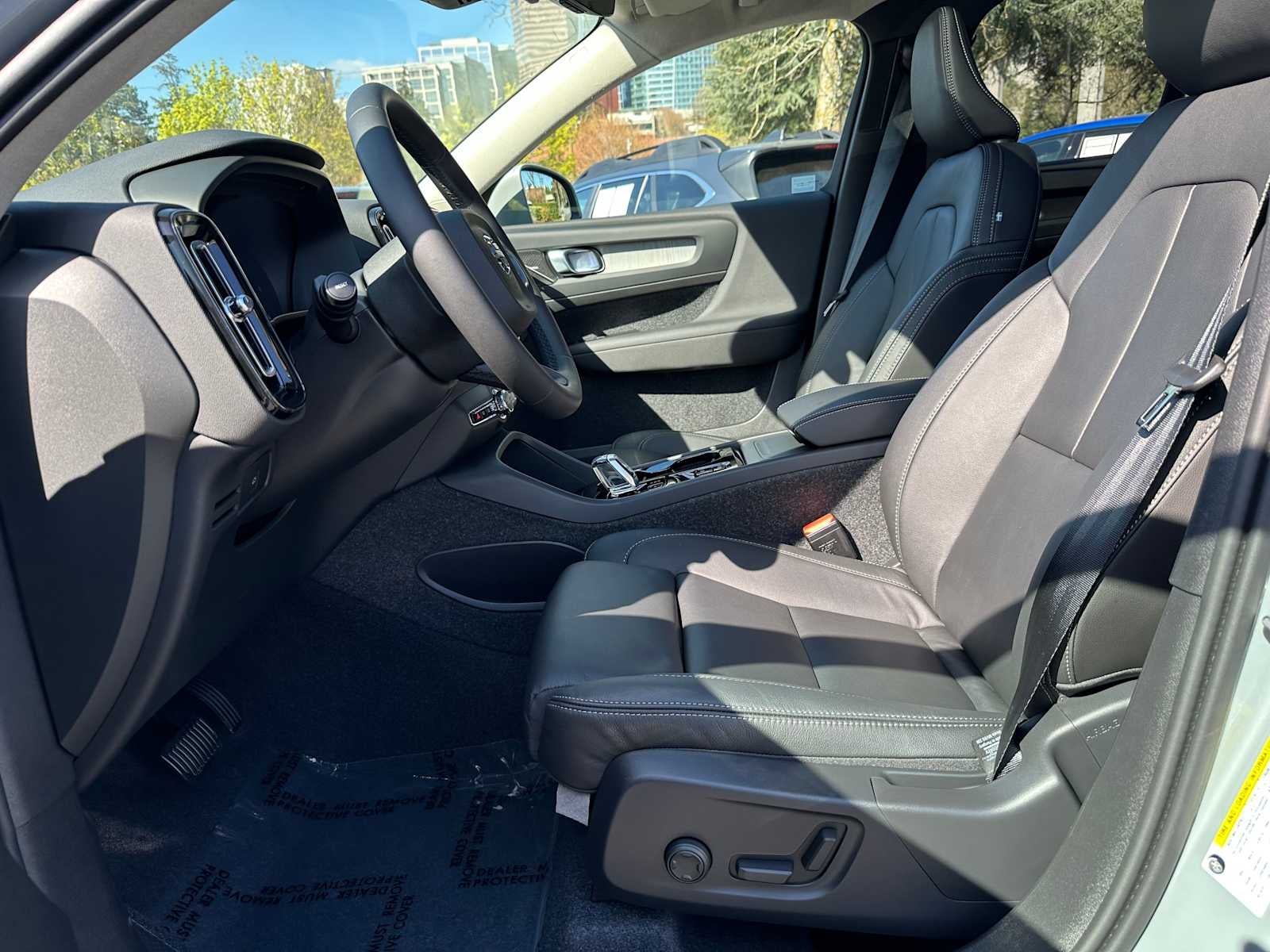 2025 Volvo XC40 Ultra Bright Theme