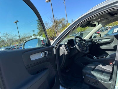 2025 Volvo XC40 Ultra Bright Theme