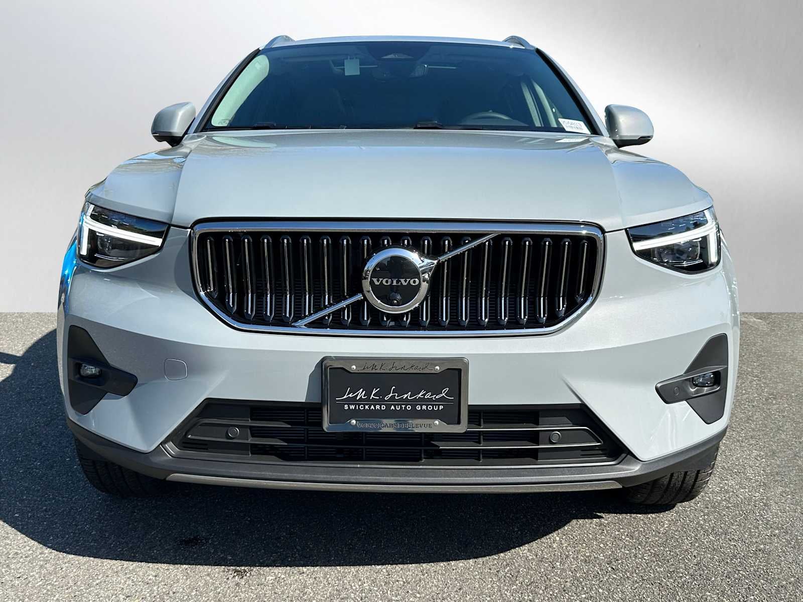 2025 Volvo XC40 Ultra Bright Theme