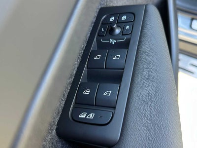 2025 Volvo XC40 Ultra Bright Theme