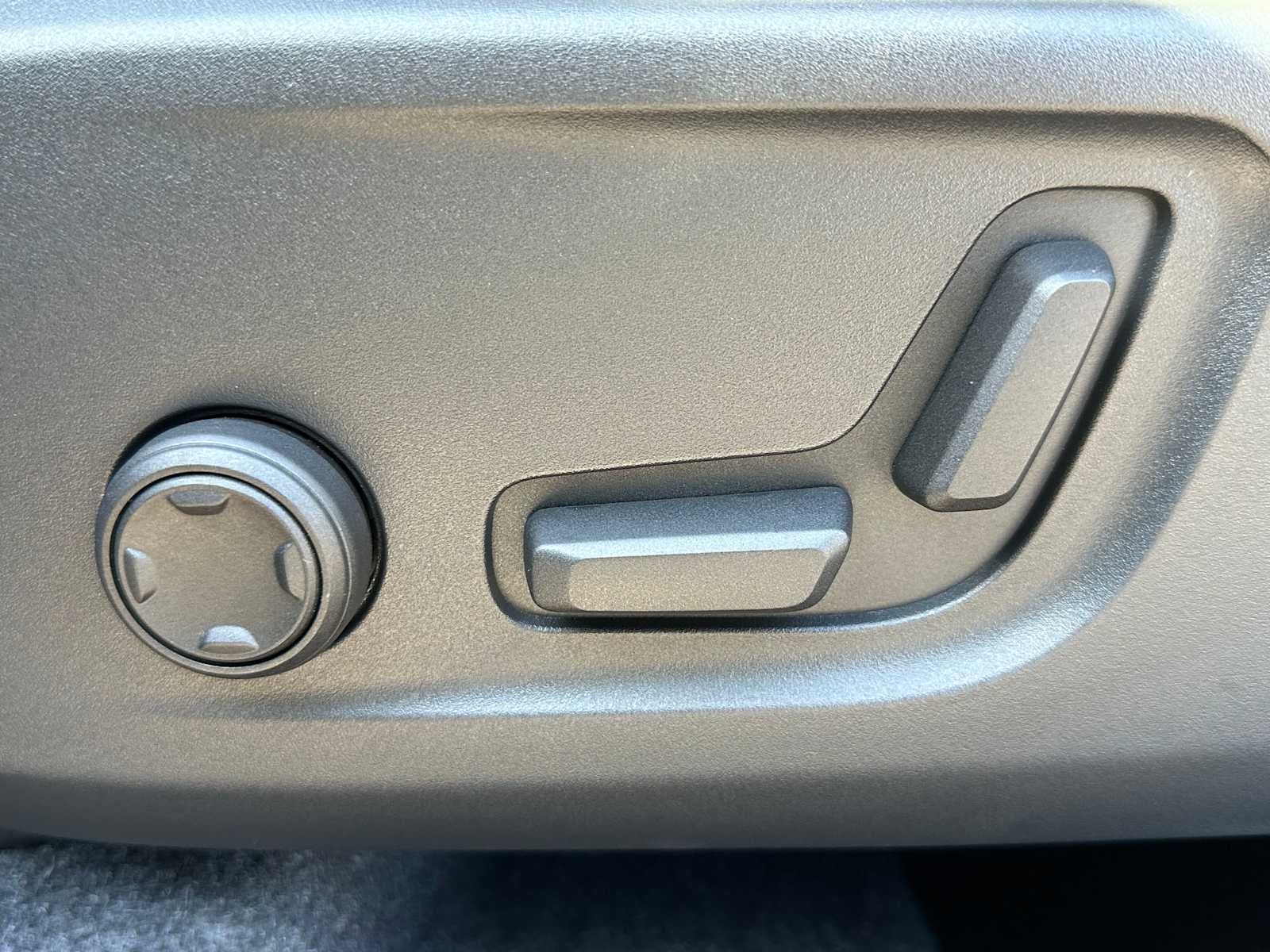 2025 Volvo XC40 Ultra Bright Theme