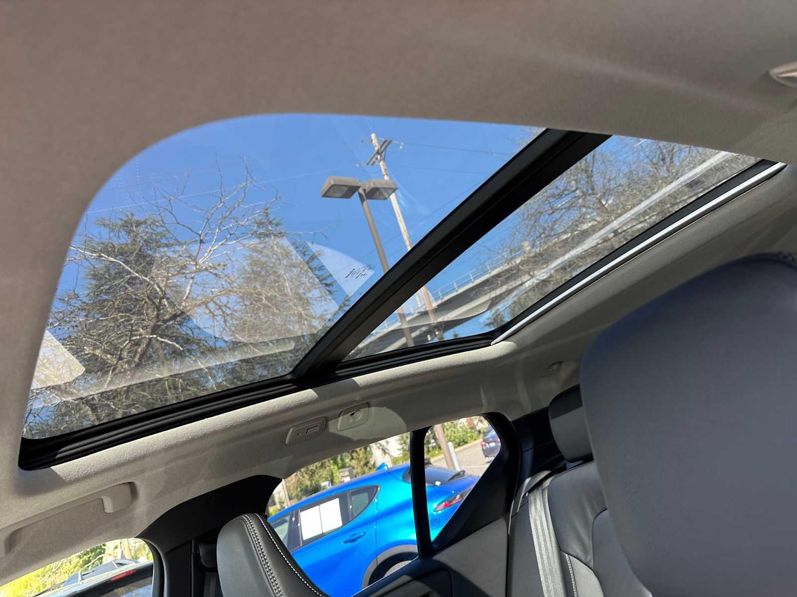 2025 Volvo XC40 Ultra Bright Theme