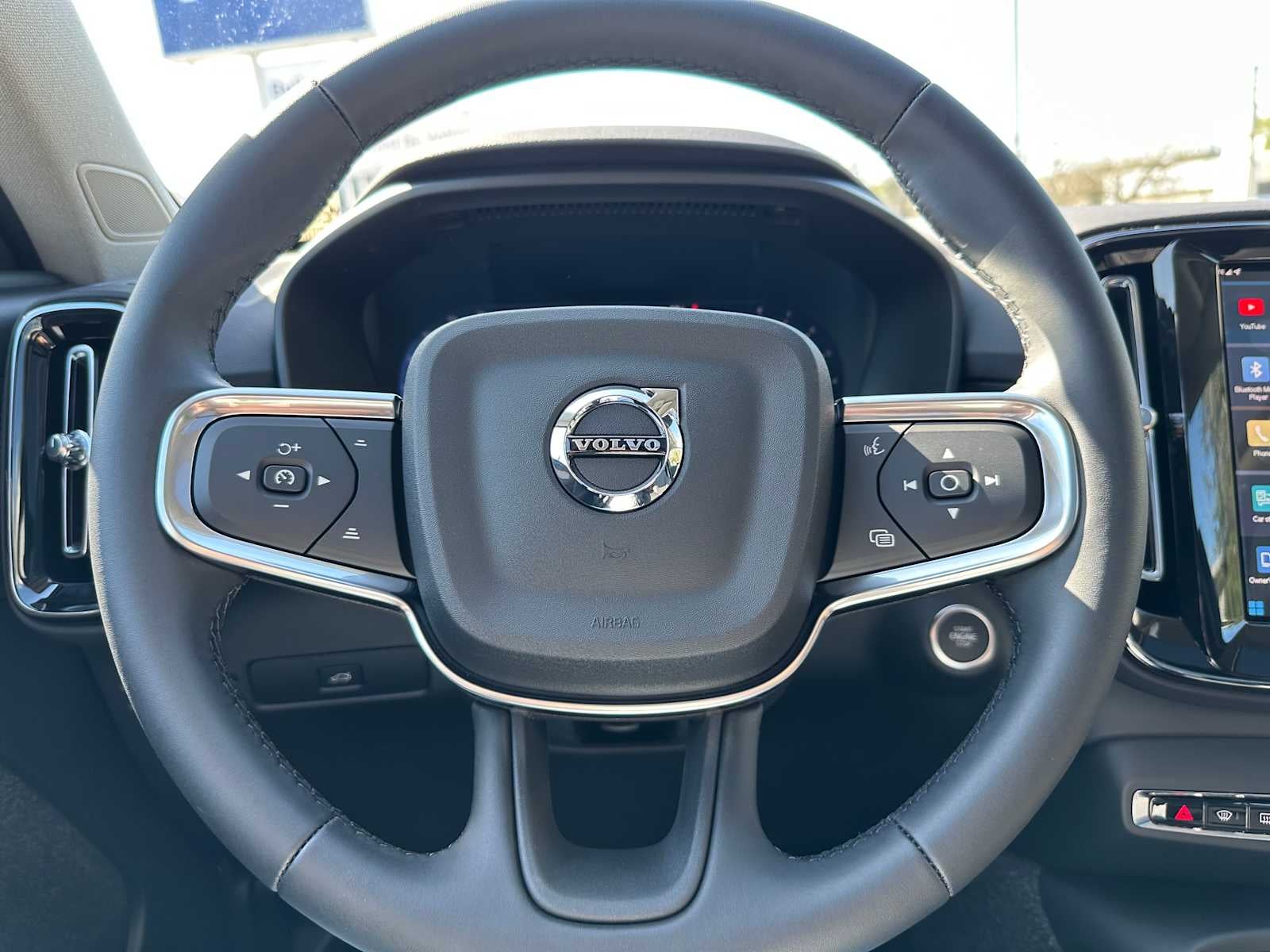 2025 Volvo XC40 Ultra Bright Theme