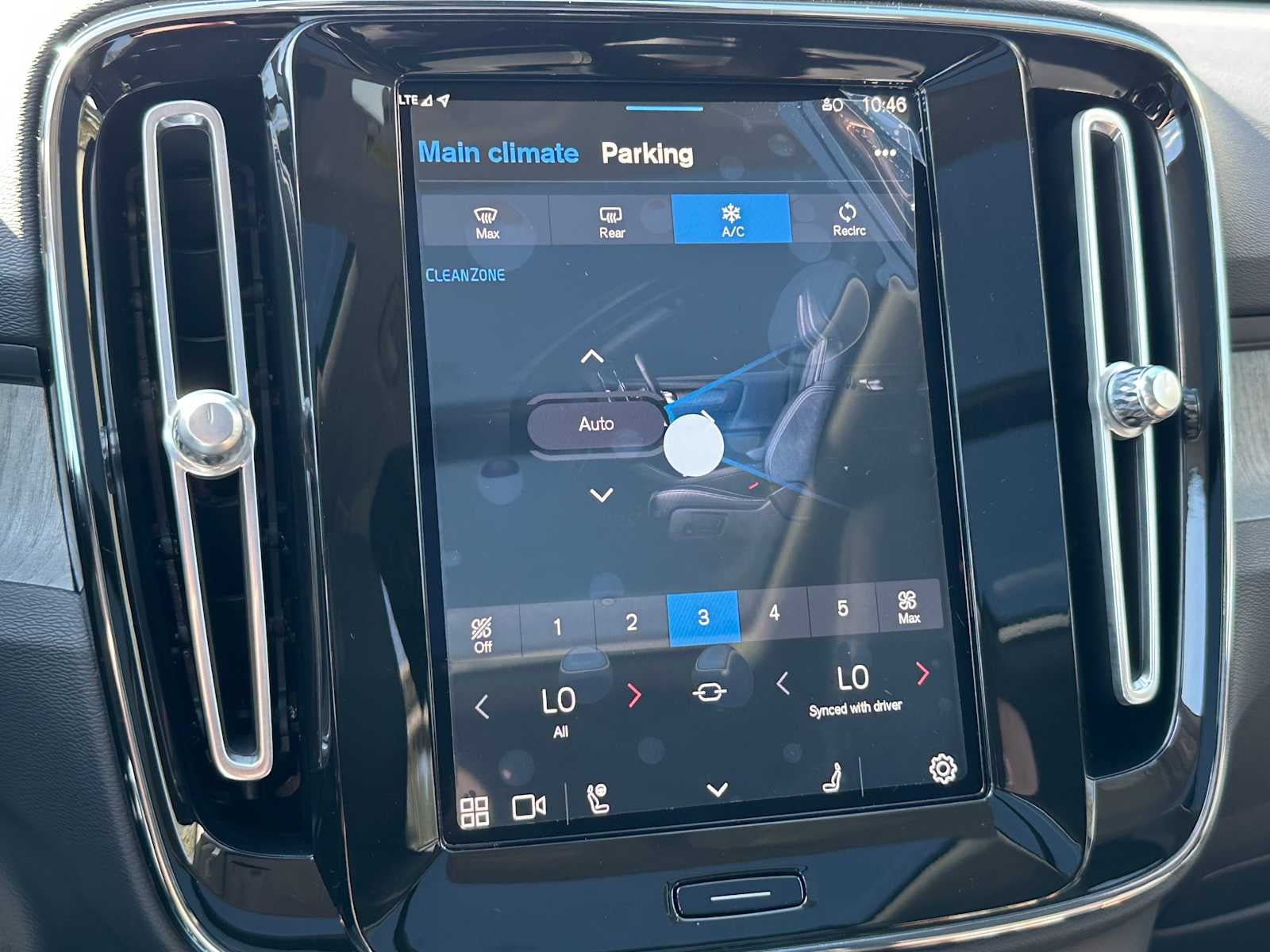 2025 Volvo XC40 Ultra Bright Theme