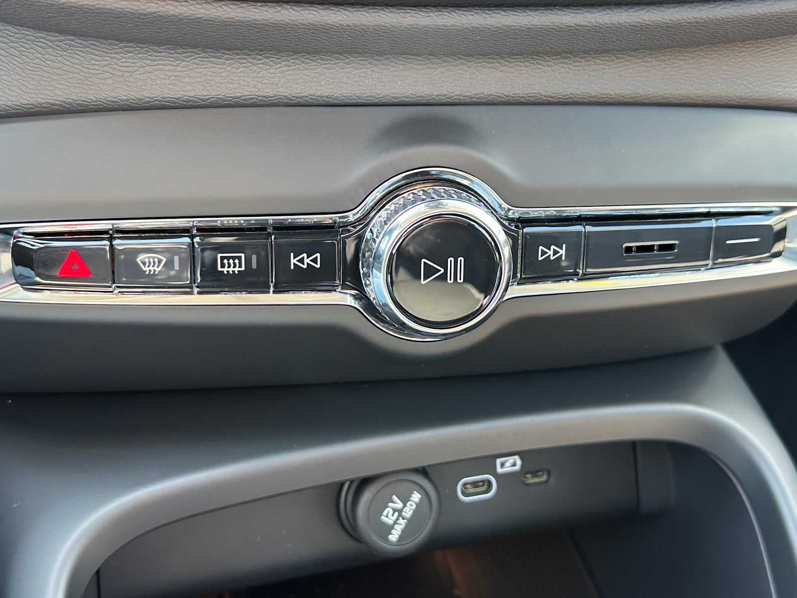 2025 Volvo XC40 Ultra Bright Theme