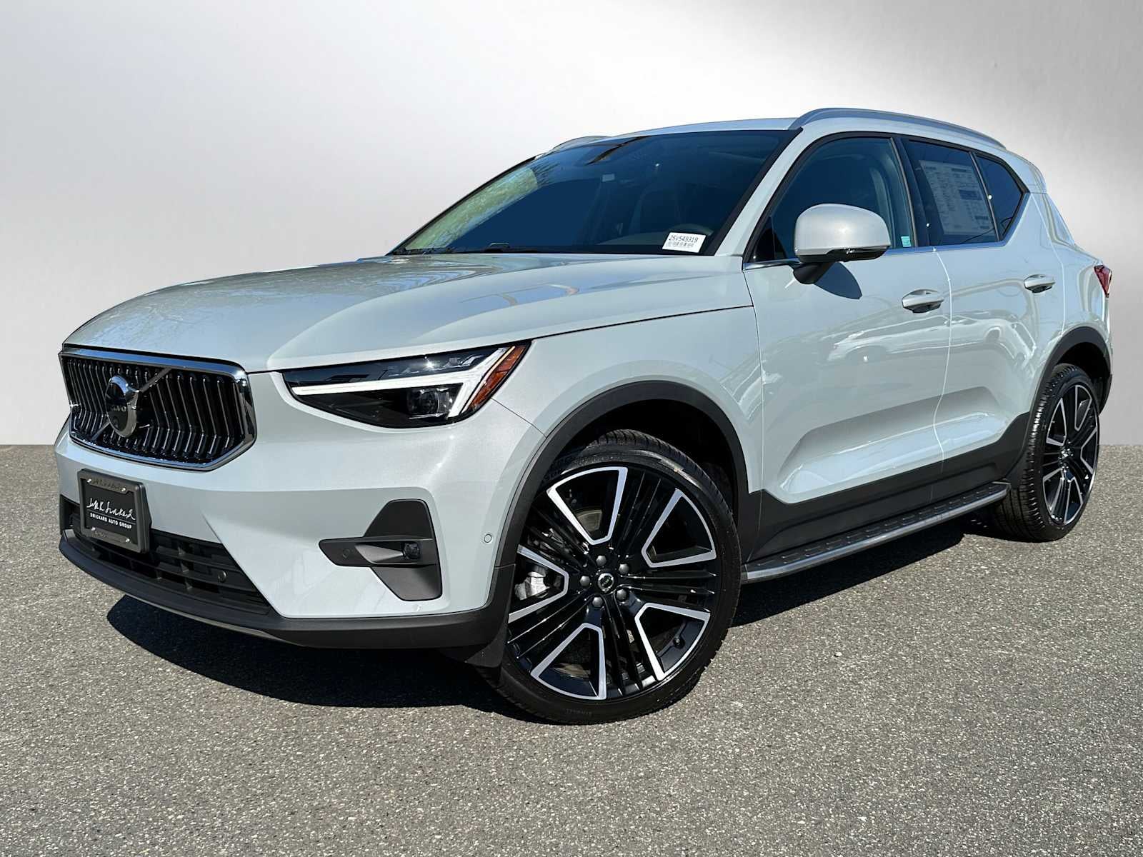 2025 Volvo XC40 Ultra Bright Theme