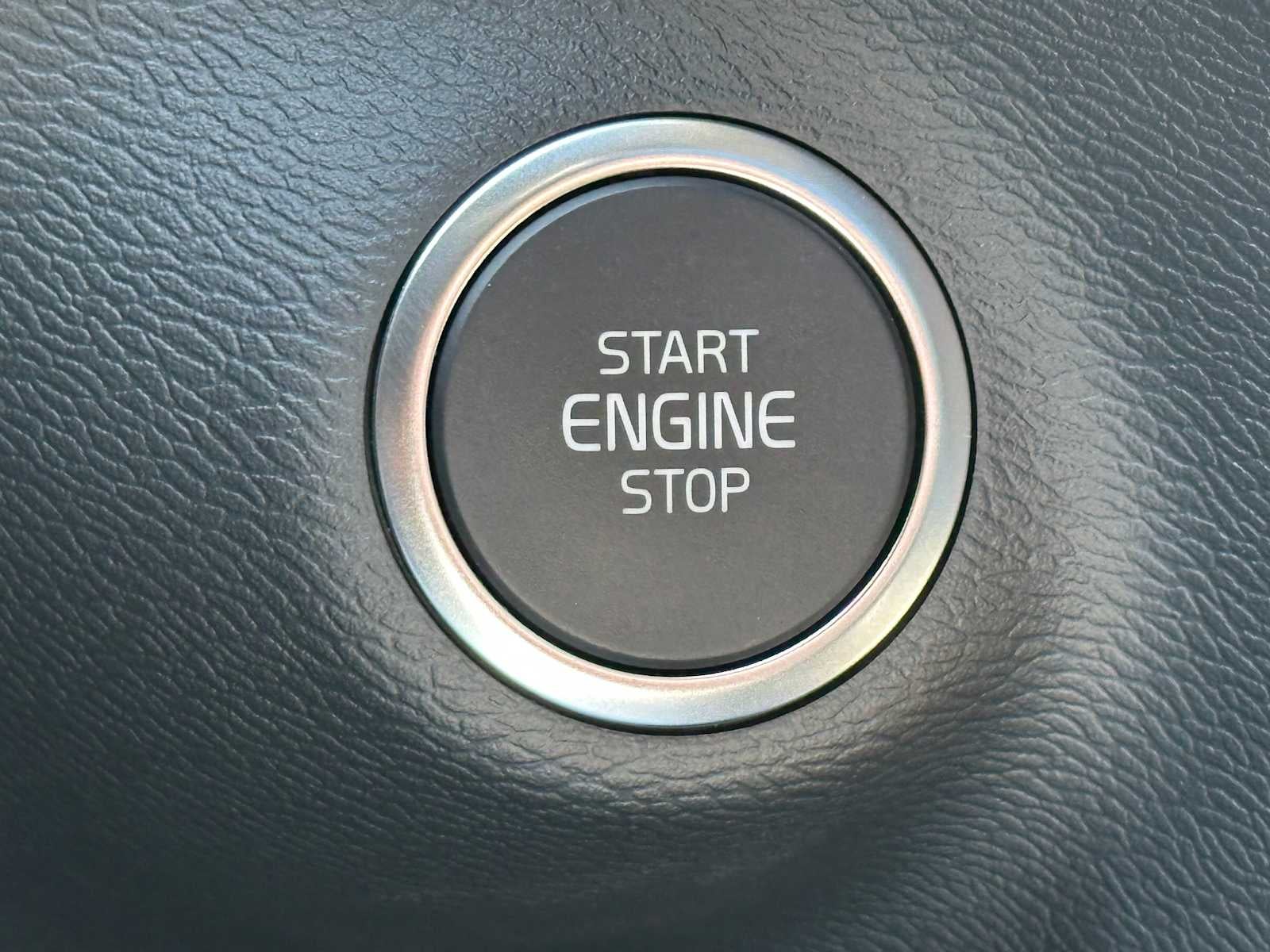 2025 Volvo XC40 Ultra Bright Theme