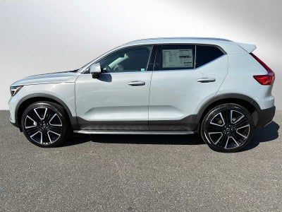 2025 Volvo XC40 Ultra Bright Theme
