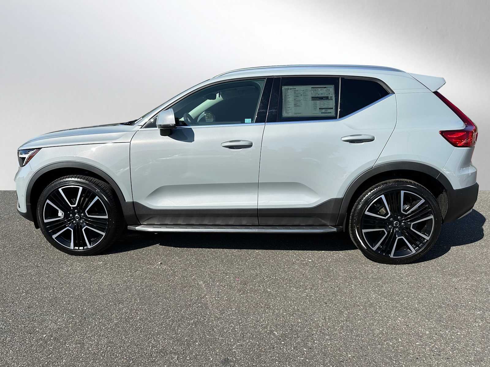 2025 Volvo XC40 Ultra Bright Theme
