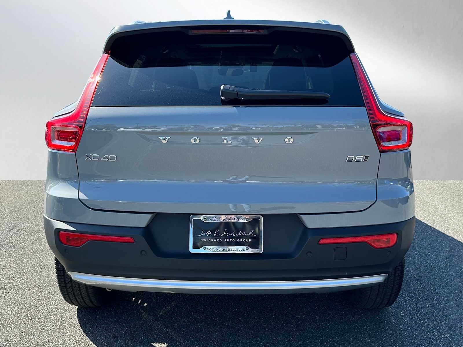 2025 Volvo XC40 Ultra Bright Theme