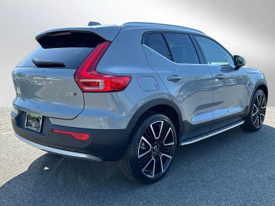 2025 Volvo XC40 Ultra Bright Theme