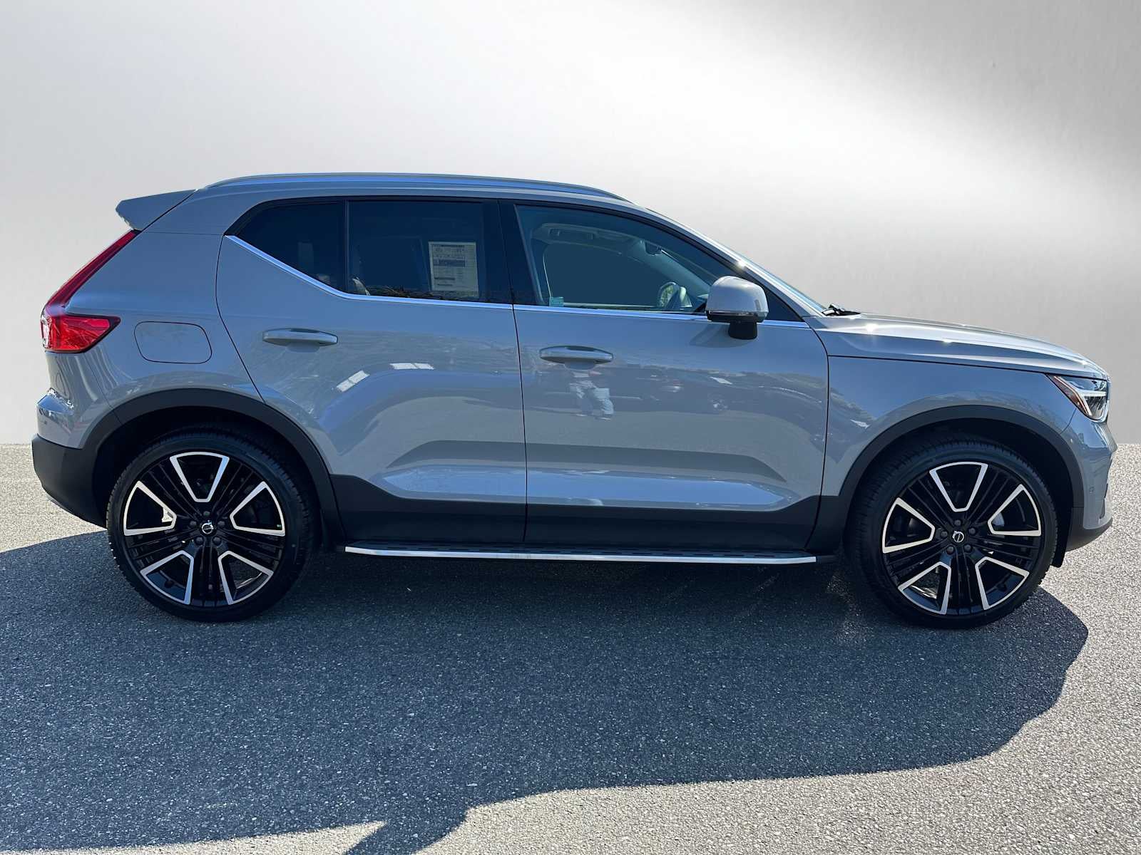 2025 Volvo XC40 Ultra Bright Theme