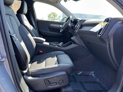 2025 Volvo XC40 Ultra Bright Theme