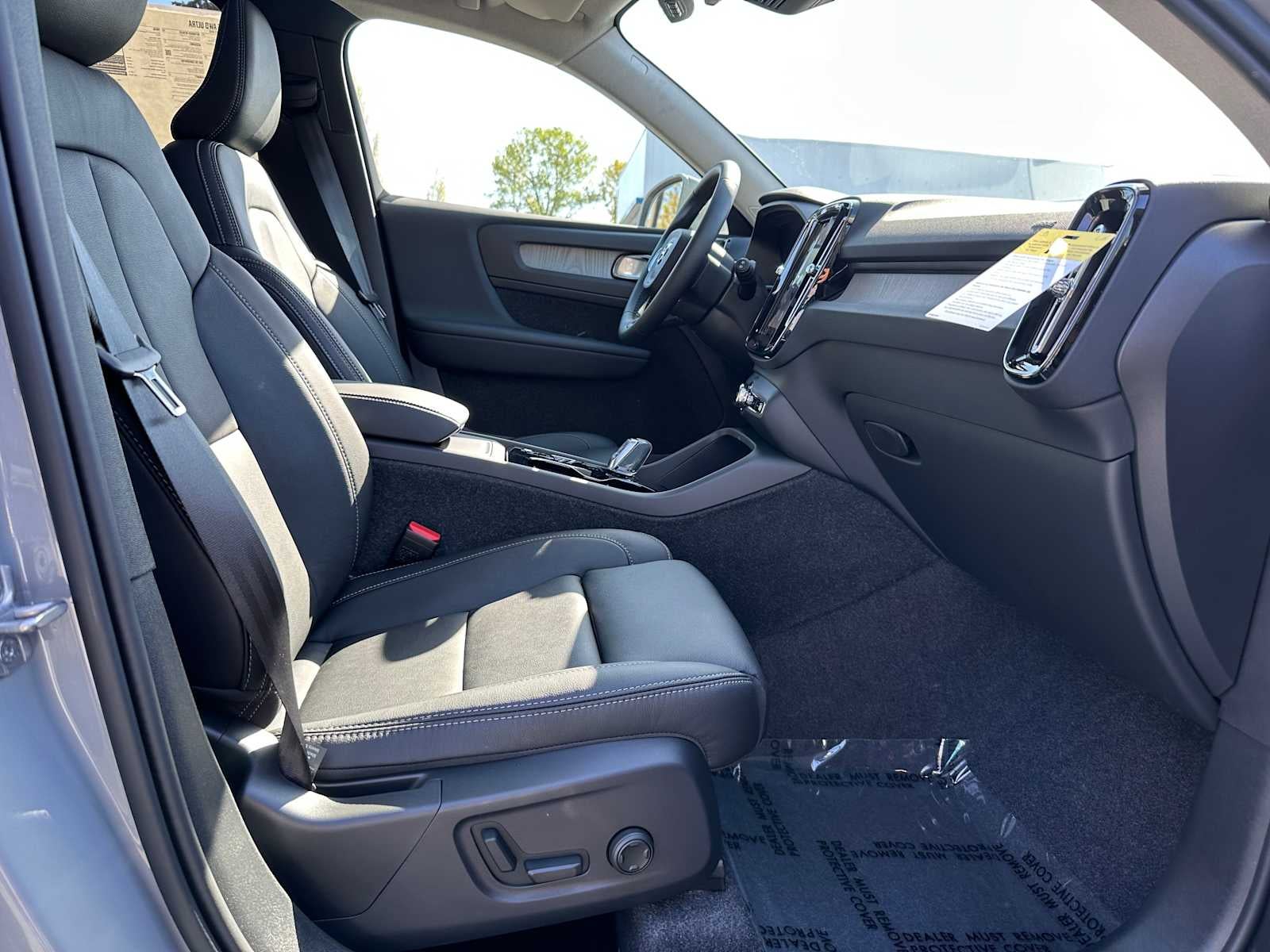 2025 Volvo XC40 Ultra Bright Theme