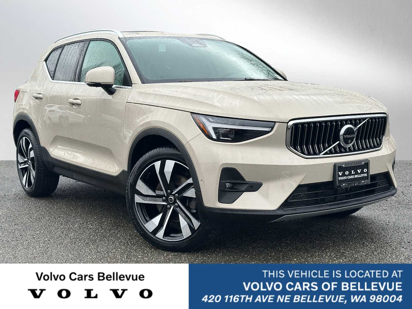 2025 Volvo XC40 Ultra Bright Theme