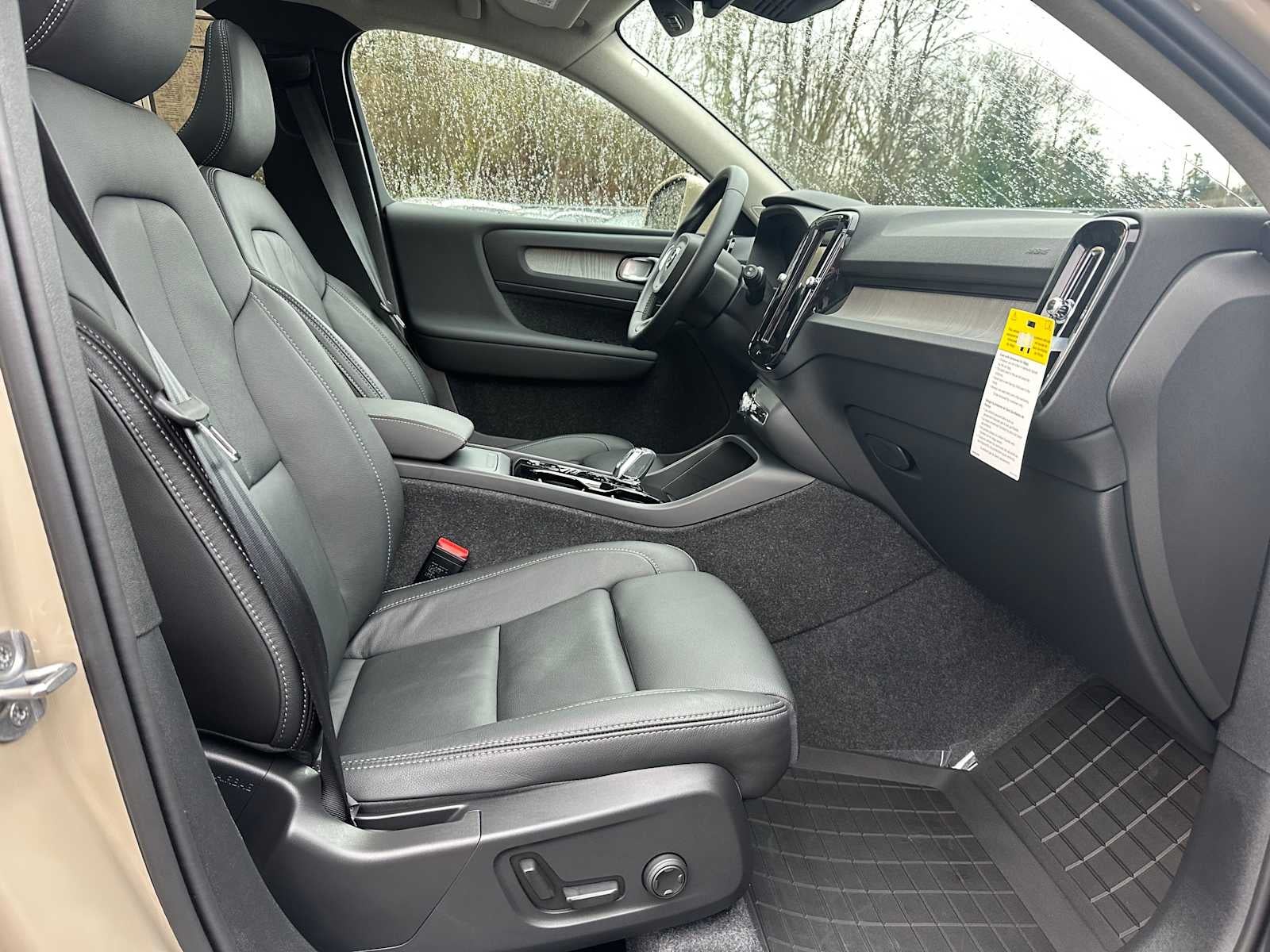 2025 Volvo XC40 Ultra Bright Theme