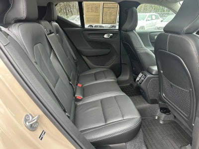 2025 Volvo XC40 Ultra Bright Theme