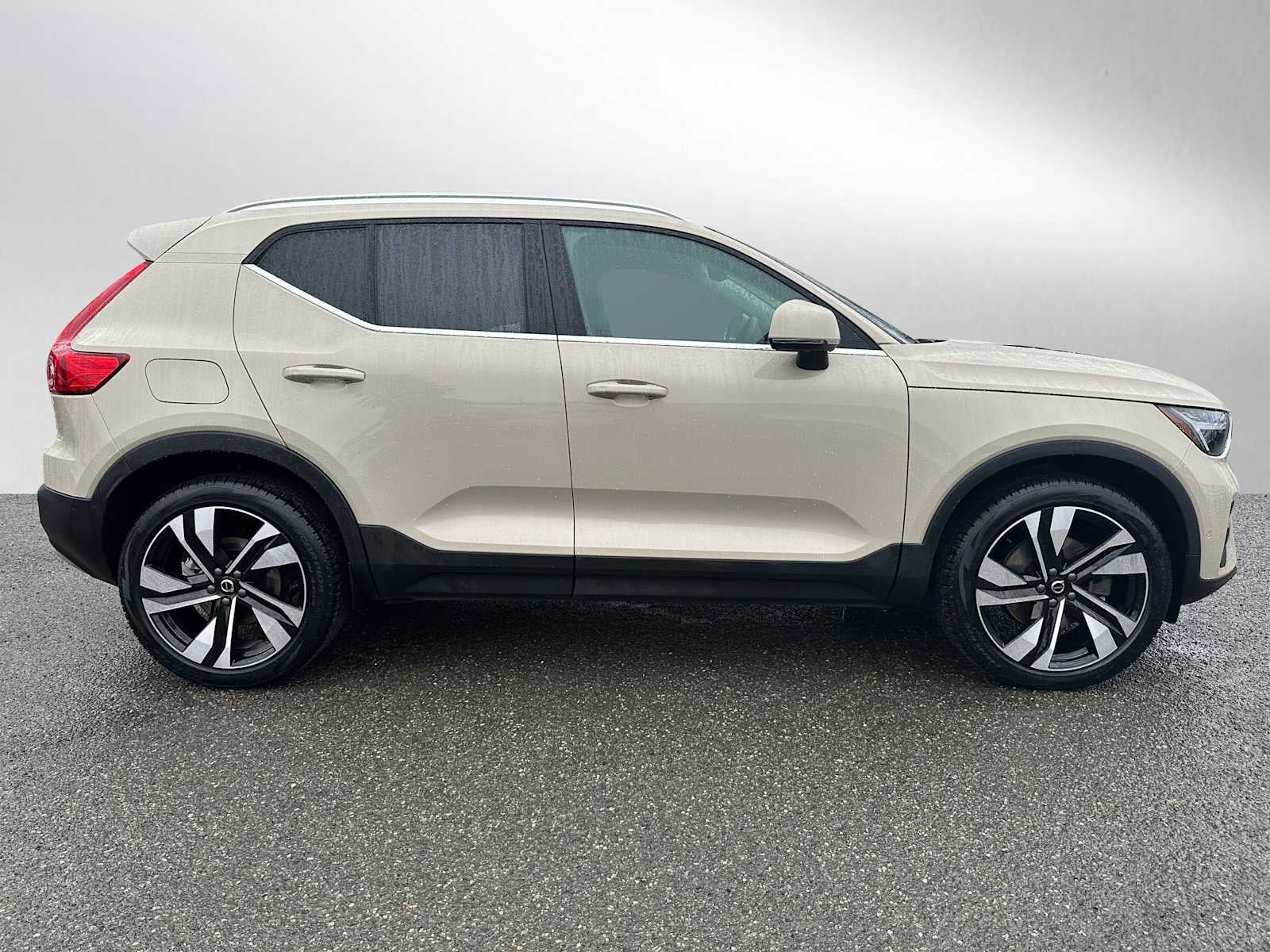 2025 Volvo XC40 Ultra Bright Theme