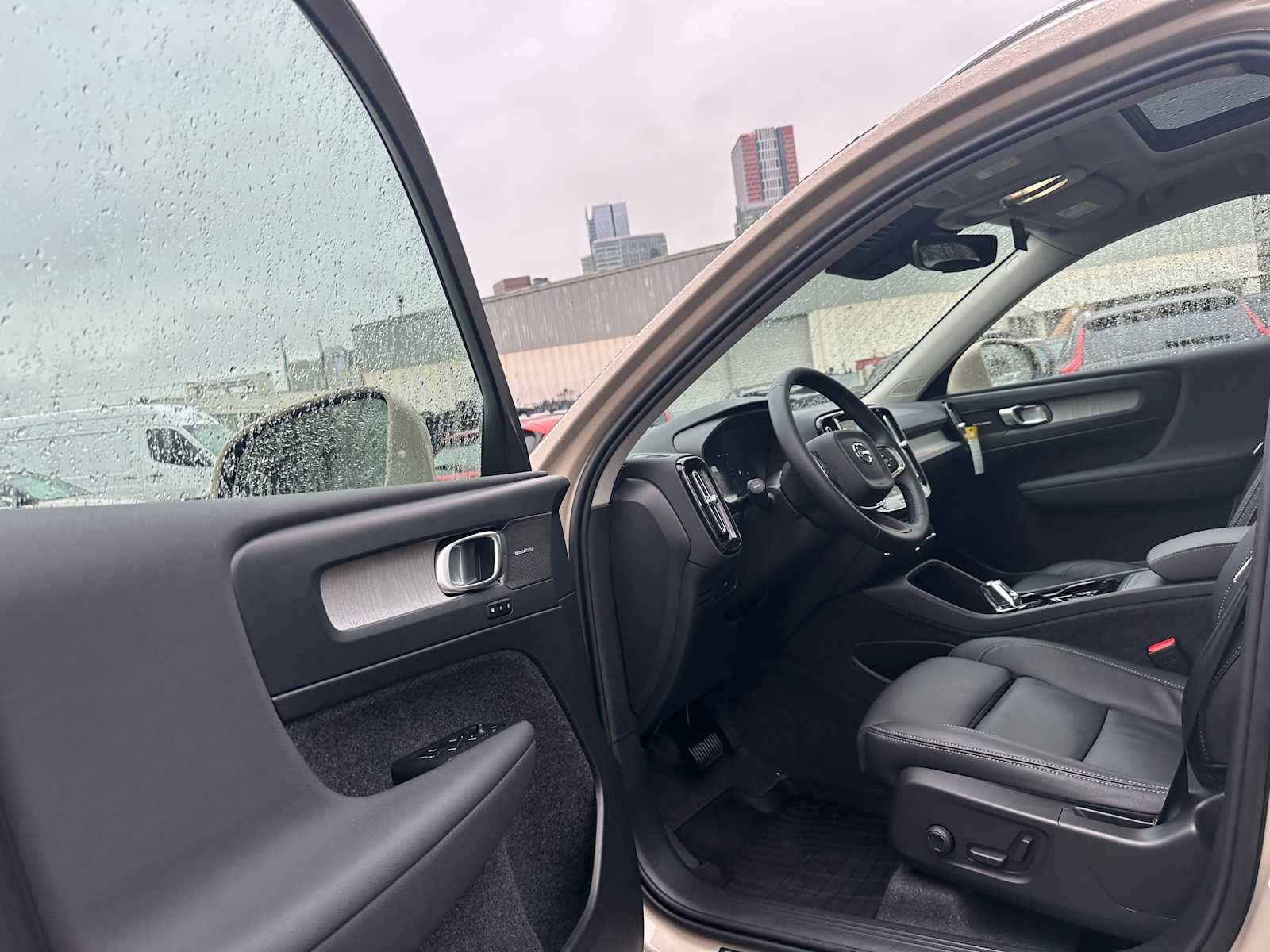 2025 Volvo XC40 Ultra Bright Theme