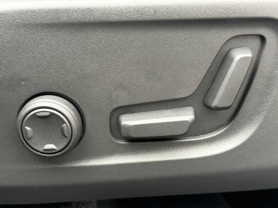 2025 Volvo XC40 Ultra Bright Theme