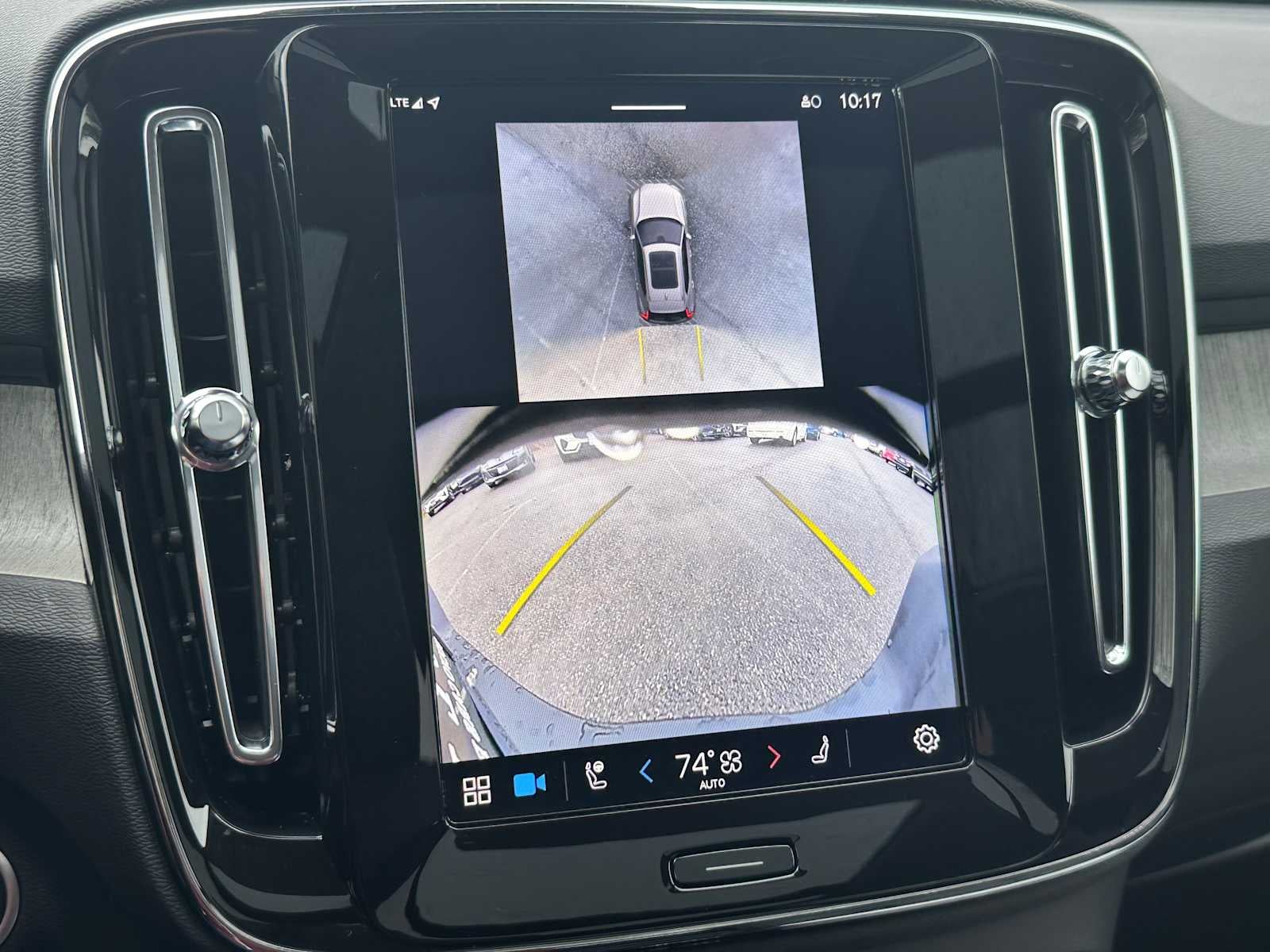 2025 Volvo XC40 Ultra Bright Theme