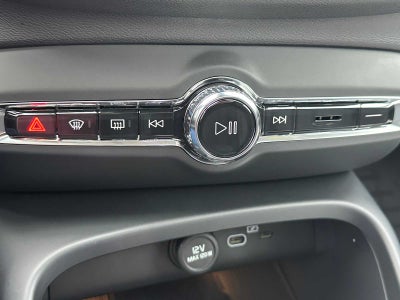 2025 Volvo XC40 Ultra Bright Theme