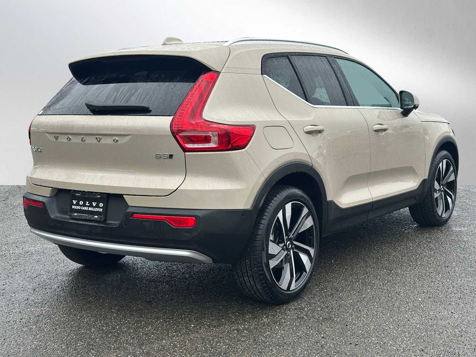 2025 Volvo XC40 Ultra Bright Theme