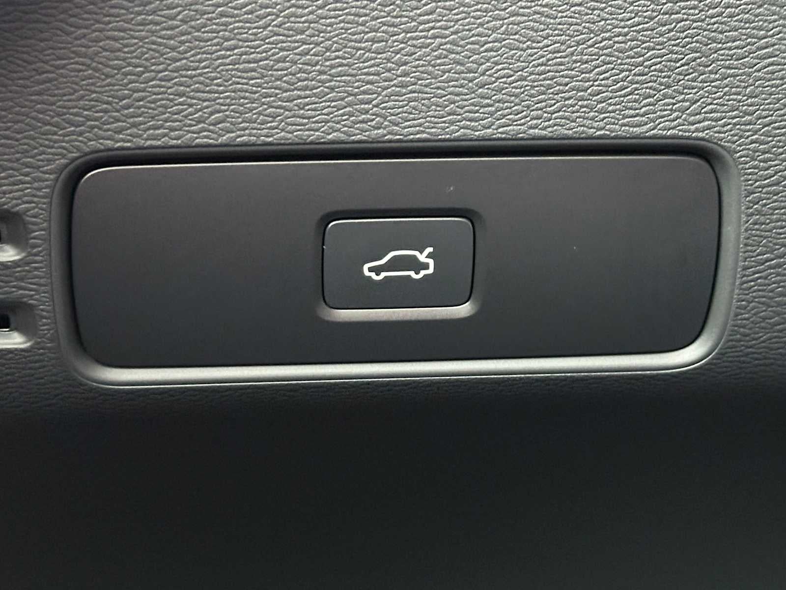 2025 Volvo XC40 Ultra Bright Theme