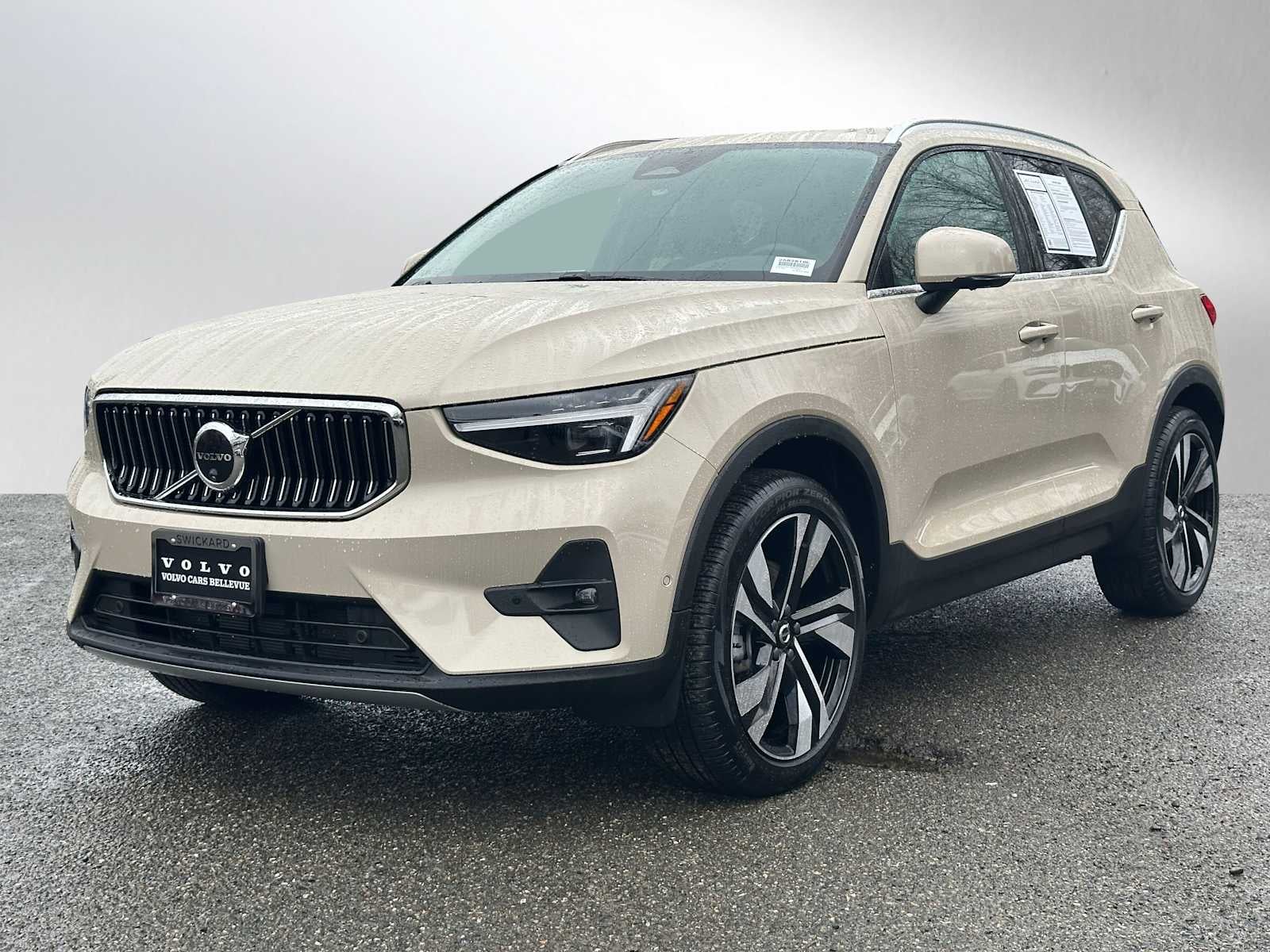 2025 Volvo XC40 Ultra Bright Theme