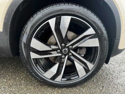 2025 Volvo XC40 Ultra Bright Theme