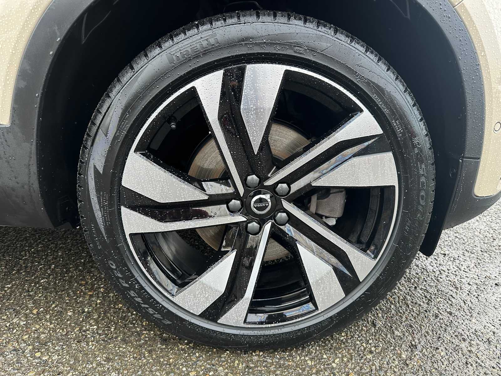 2025 Volvo XC40 Ultra Bright Theme