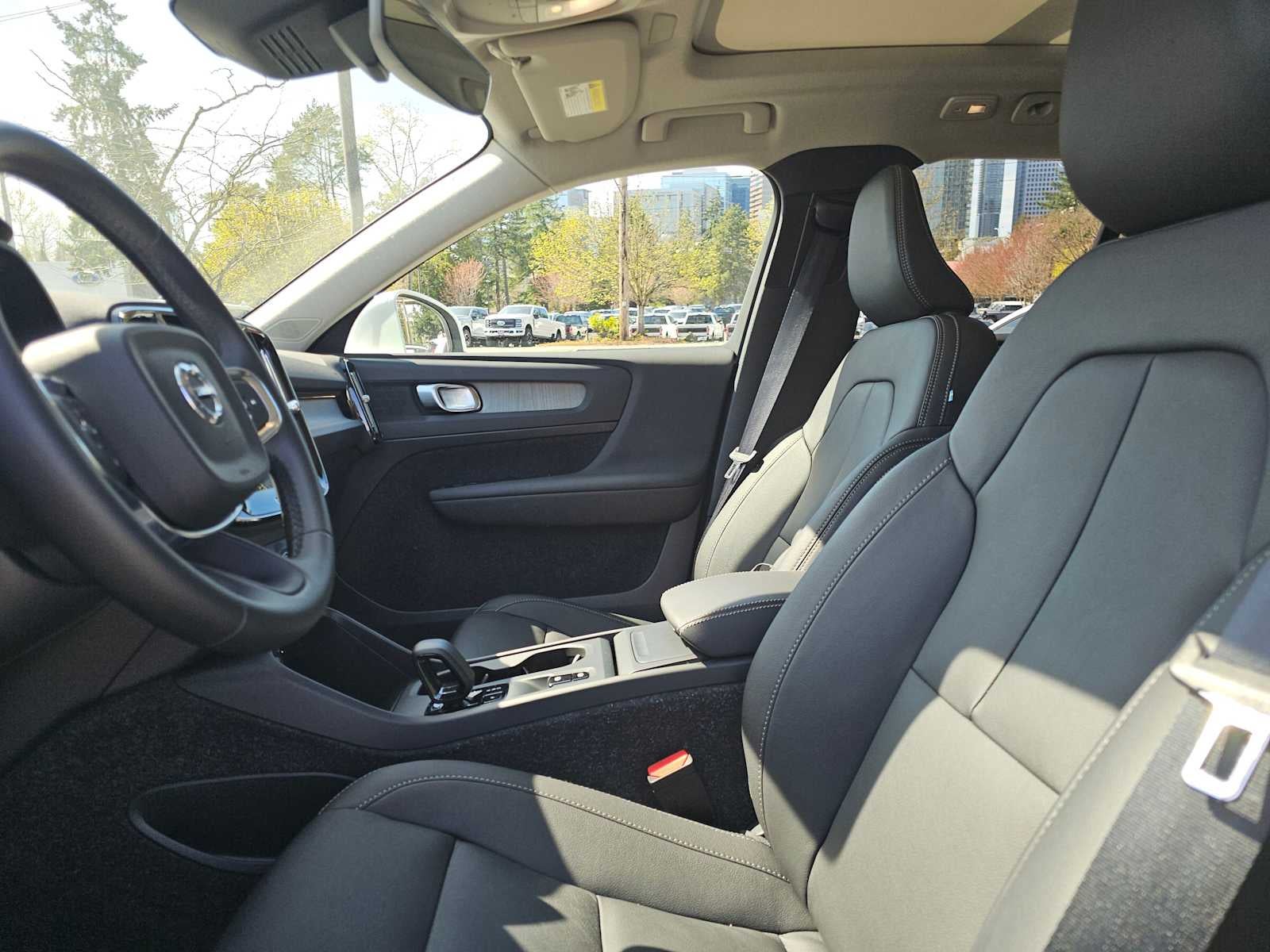 2025 Volvo XC40 Core Bright Theme