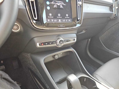 2025 Volvo XC40 Core Bright Theme