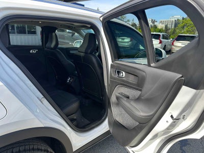 2025 Volvo XC40 Core Bright Theme